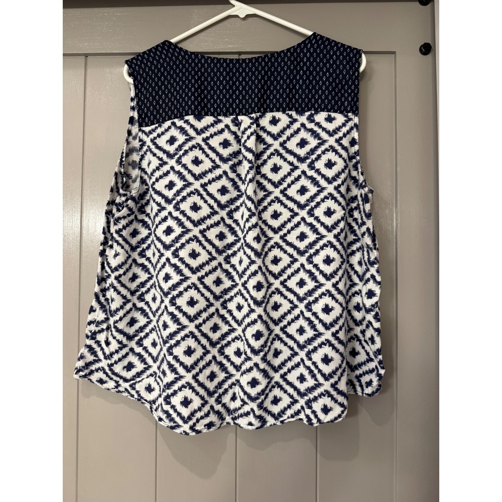 Skies Are Blue 3X Sleeveless Top White Blue Geometric Print V Neck Blouse - Picture 5 of 7